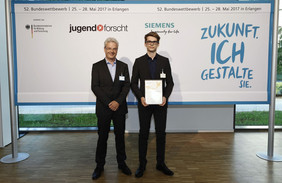 Jonas Winkler, Gewinner des Sonderpreises „Nachwachsende Rohstoffe“, und Dr. Torsten Gabriel, FNR (v.r.n.l., Quelle: Stiftung Jugend forscht e. V.)