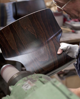 Herstellung einer Sitzschale aus Holzfurnier-Prepregs. Foto: Pagholz/Edelmann