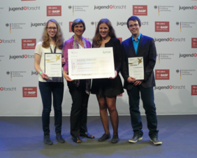 Gewinner des Bundespreises „Nachwachsende Rohstoffe“: Felicitas Kaplar, (Dr. Gabriele Peterek [FNR]), Larissa Roth, Levin Winzinger (v.l.)