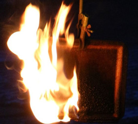 Tablett aus Naturfaserverbundwerkstoff, rechts mit Flammschutzmittel ausgerüstet, Quelle: ITB