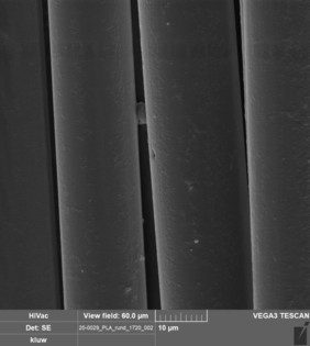 REM-Aufnahme von runden PLA-Filamenten nach 0 Tagen Lagerung bei 58°C in Kompost, Bild: Fraunhofer UMSICHT
