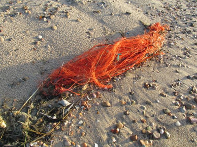 Landet häufig ungewollt im Meer: Dolly Ropes, Scheuerschutz für Fischernetze. Hier ein auf der Insel Föhr angeschwemmtes Knäul. © Angela Ottmann, BUND Inselgruppe Föhr